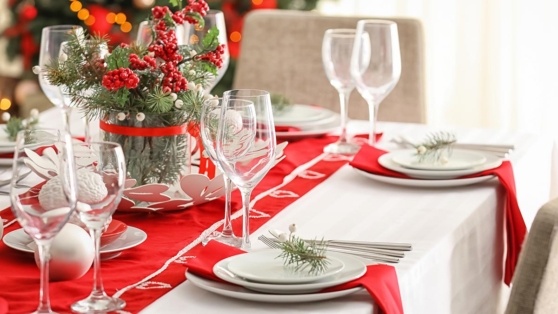    Сервировка стола на Новый год-2025: 4 тренда в оформлении, которые понравятся Зеленой Деревянной Змее Алина Городниченко
