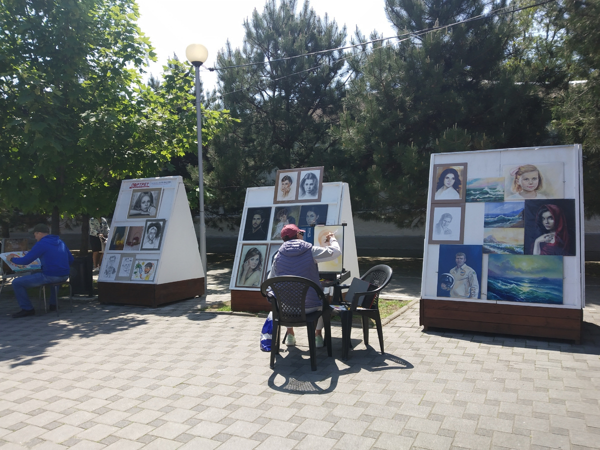 Анапа. Набережная - АРТ галерея. Местные художники в деле. (фото автора публикации)