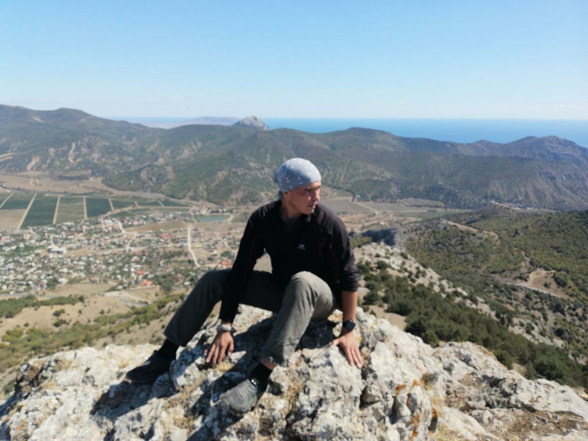 Одиночное восхождение на Баш-Пармак. Внизу п. Веселый. Штатив упал через 5 сек. Сентябрь 2023 год