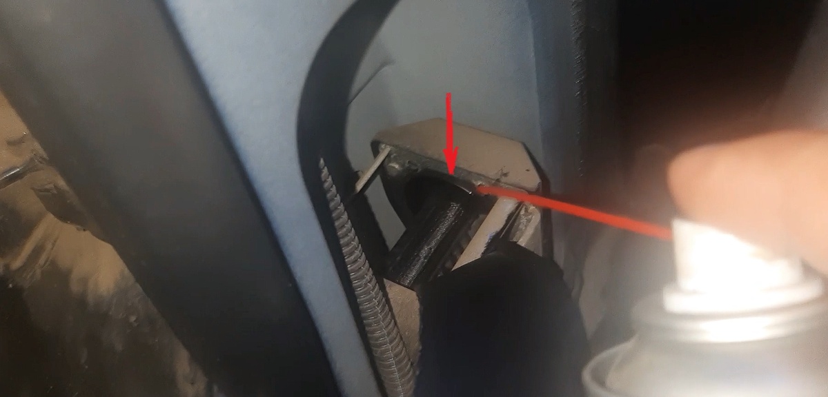 Брызгать на ось за катушкой (между катушкой и стенкой)