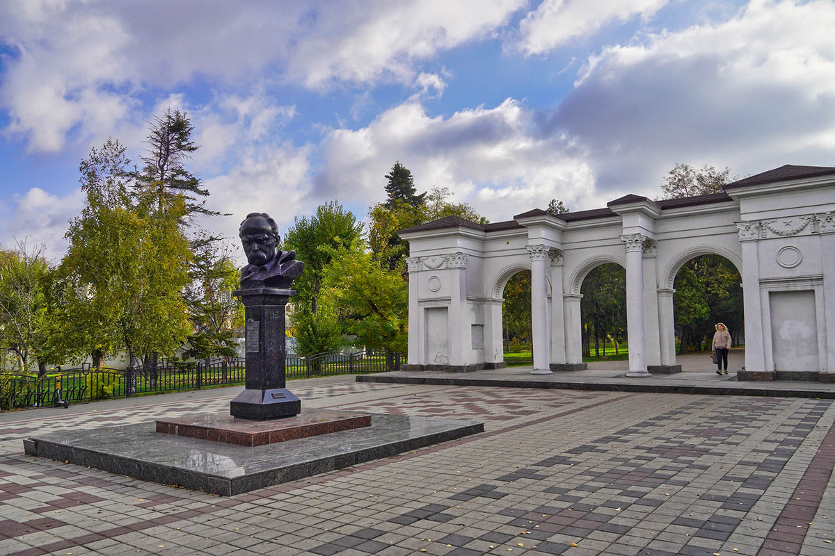 Вход в парк украшает 