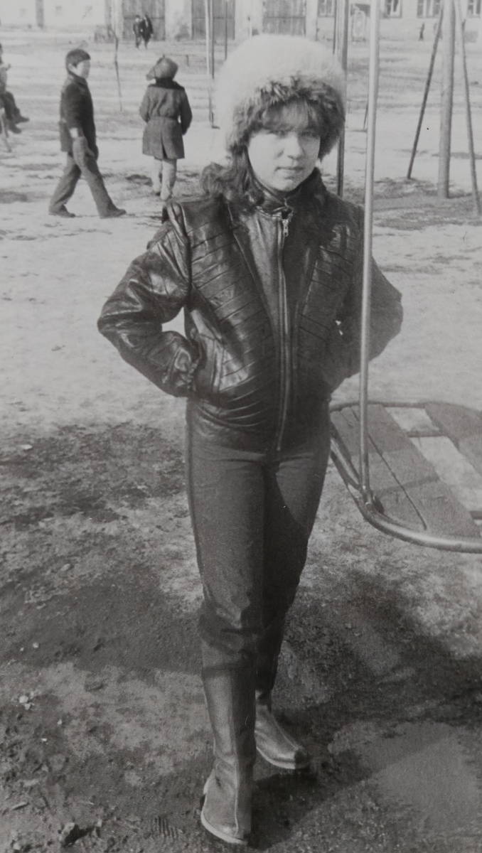 Мне 13 , Монголия, Шарын-Гол. На мне лисья шапка и натуральная монгольская кожанка, обожала эту курточку и долго её носила, потом её мой младший брат носил 😊😊