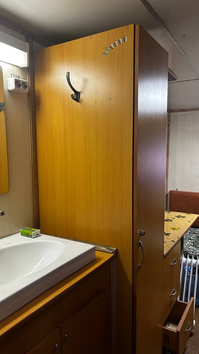 2 койки, 2 шкафа, диванчик, рабочий стол, умывальник