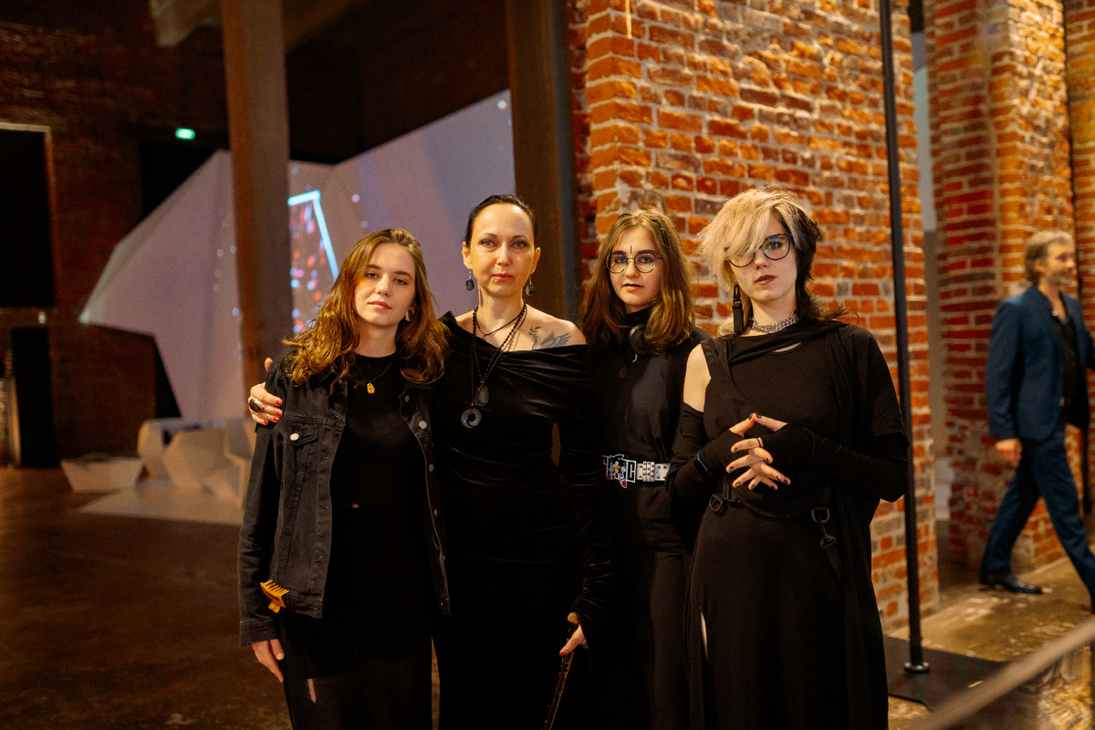 Я с второй, третьей и четвертой дочерями.