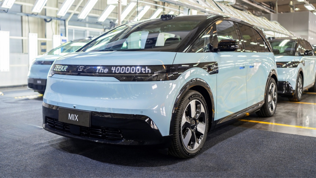 400 000-й автомобиль Zeekr — электрический минивэн Zeekr Mix, сошедший с конвейера завода Geely в китайском Чуньсяо.