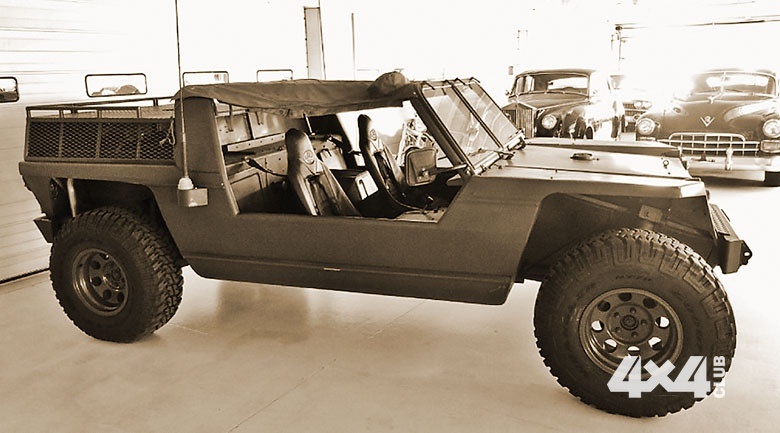 FMC XR 311 Dune Buggy, первый прототип Hummer, оснащался бензиновым V8, расположенным сзади.