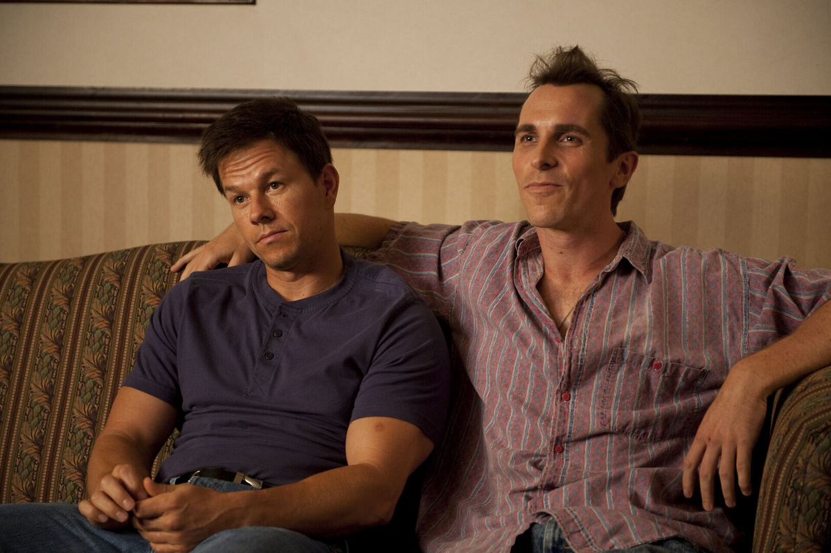 Кадр из х/ф "Боец". В кадре Марк Уолберг и Кристиан Бейл. 