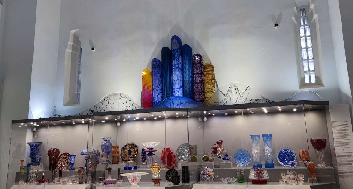 Изделия из цветного стекла и хрусталя.