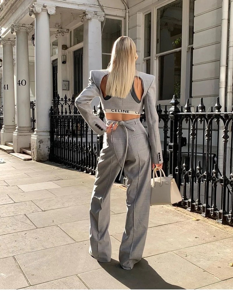 Мы решили предложить вам свой взгляд на самые стильные тенденции и модные тренды в одежде 2024-2025, которые будут влиять на моду, в частности на новинки и фасоны одежды, цветовую палитру, особенности кроя и выбора ткани и т.д.