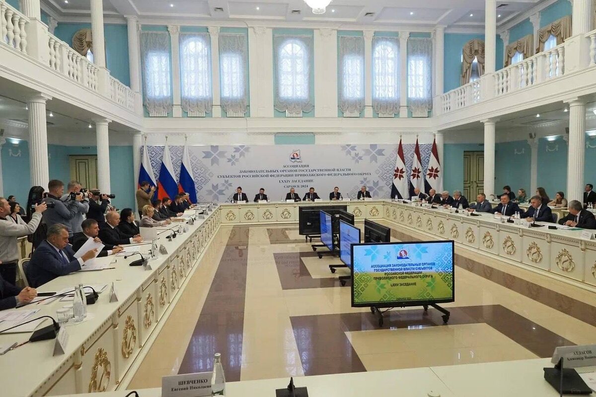    Игорь Комаров принял участие в заседании Ассоциации законодательных органов госвласти в ПФО Марина Шарт