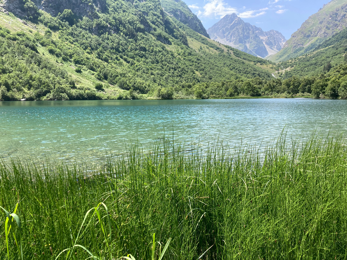 Озеро в горах Домбая.