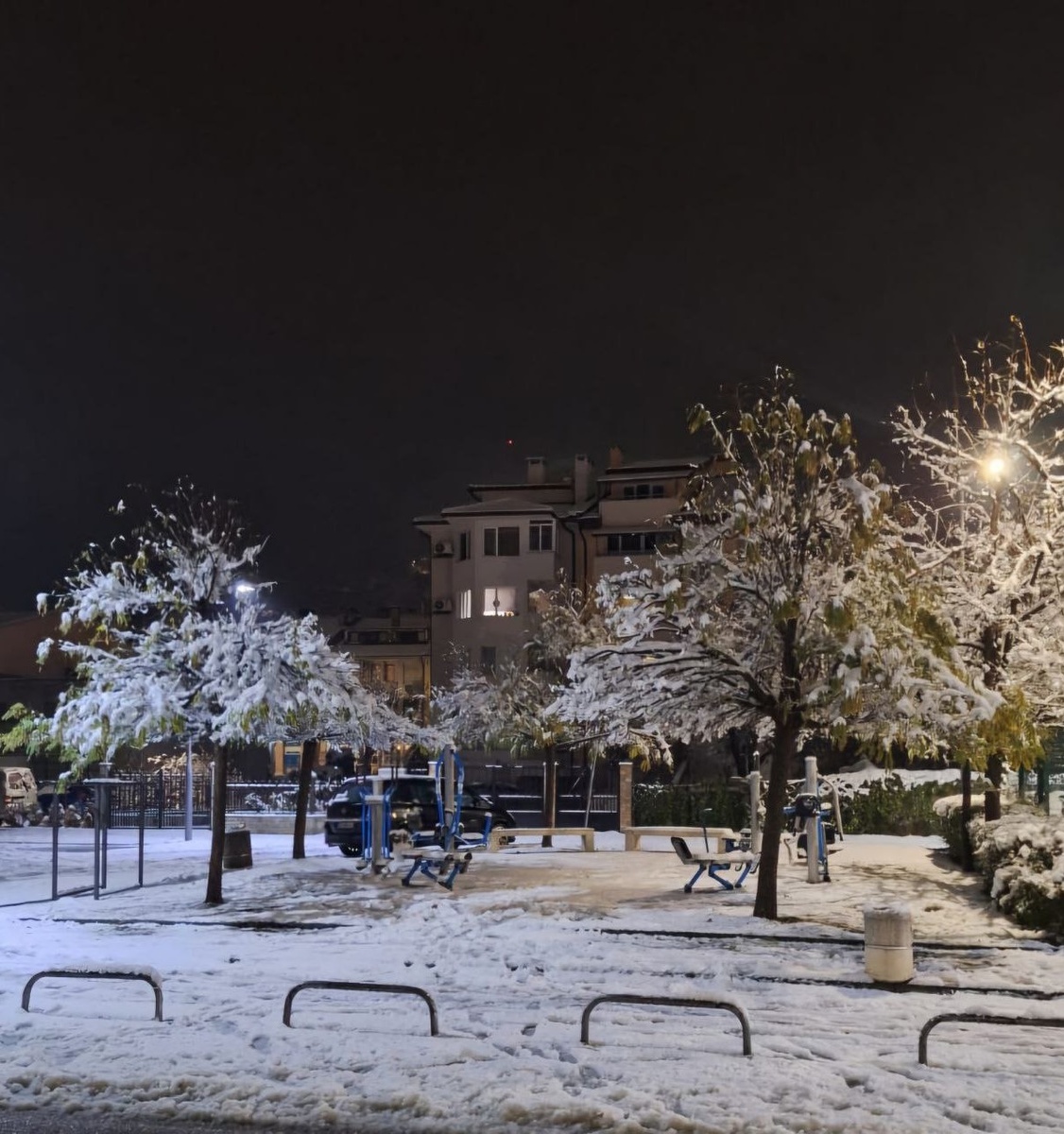 Рядом с домом были почти настоящие сугробы. Листайте вправо.