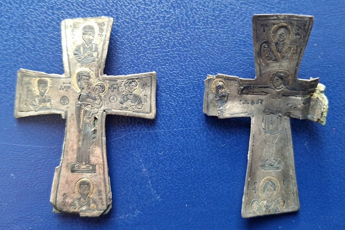 Византийские кресты пополнили коллекцию из еще более 300 находок, сделанных в 2024 году археологами. Источник: ТАСС