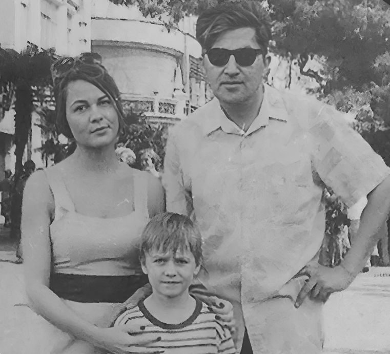 Алёна и Вадим Курпатовы и их сын. Фото из интернета.