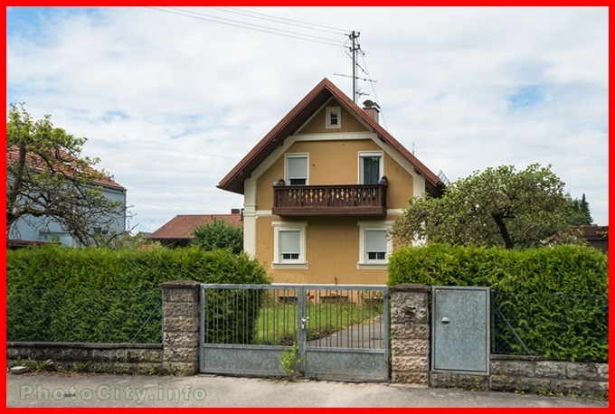 Катарине Шейдль принадлежал небольшой домик на окраине Мюнхена, у нее была маленькая зарплата и еще меньшая пенсия, и она сдавала в аренду 2 комнаты на 2-м этаже