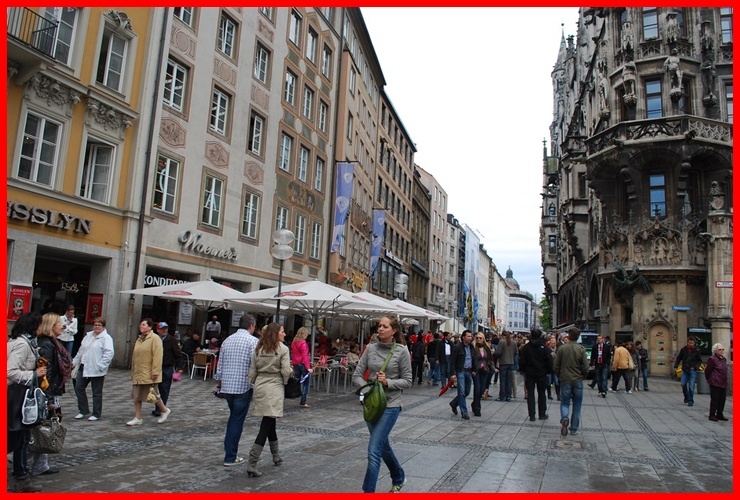 В повседневной жизни немцы довольно просто, но добротно одеваются. Русские, приехавшие в Германию первое время "грешат" избыточным макияжем и шикарными нарядами.  На улицах Мюнхена. 