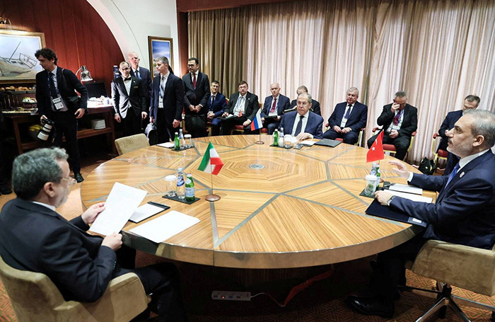    Официальные лица, включая министра иностранных дел России Сергея Лаврова и министра иностранных дел Турции Хакана Фидана, присутствуют на встрече по кризису в Сирии в Дохе.Russian Foreign Ministry/Reuters