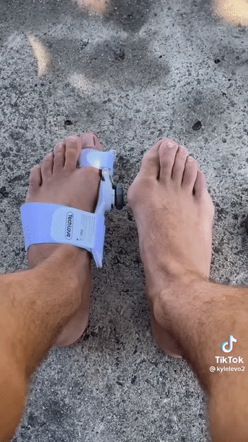 Пользователь одной из социальных сетей демонстрирует моментальный возврат деформации после снятия фиксатора.