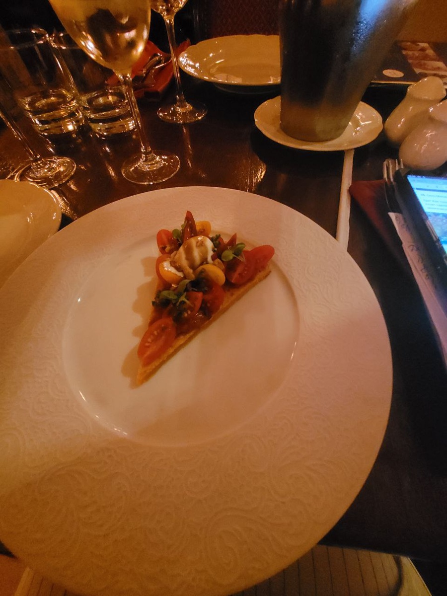 Вот он , небольшой кусочек авторской пиццы с мороженым 