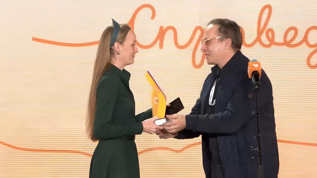    Руководитель проекта «Животные зоны СВО» Евгения Михайлова и актёр Иван Охлобыстин. Кадр из трансляции церемонии награждения Международной Премии #МЫВМЕСТЕ