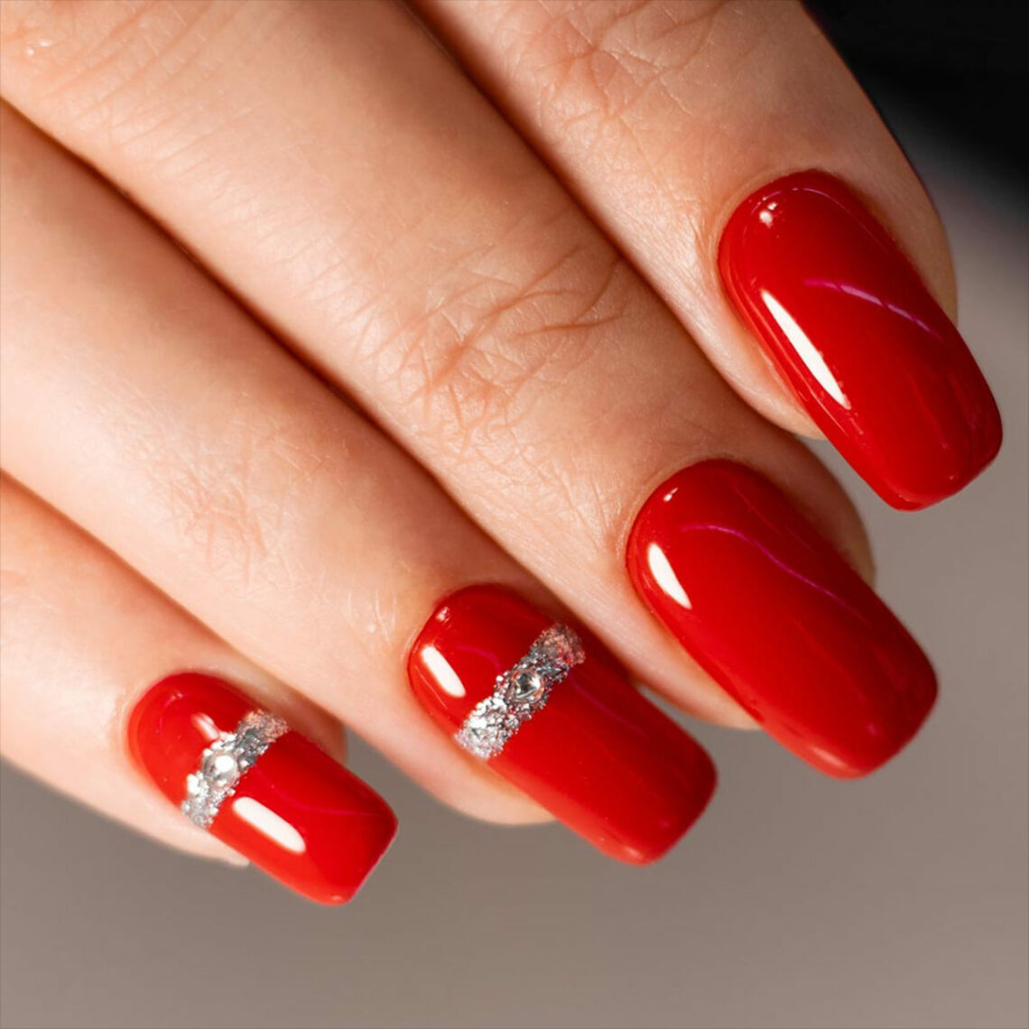 Простые красные новогодние ногти с блестками