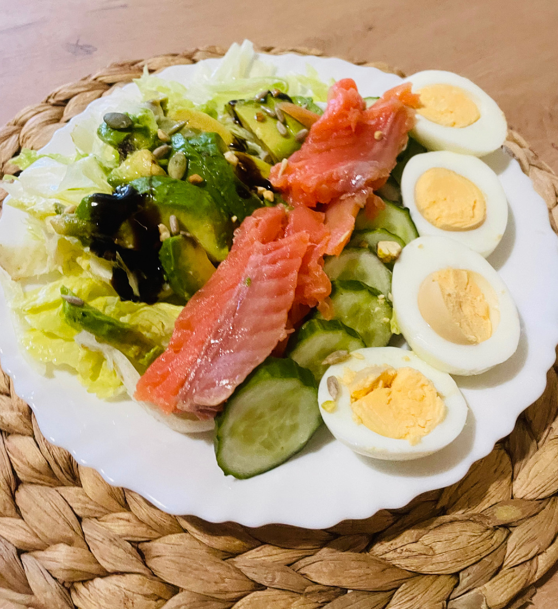 Салат,  огурцы, авокадо, рыба и яйца