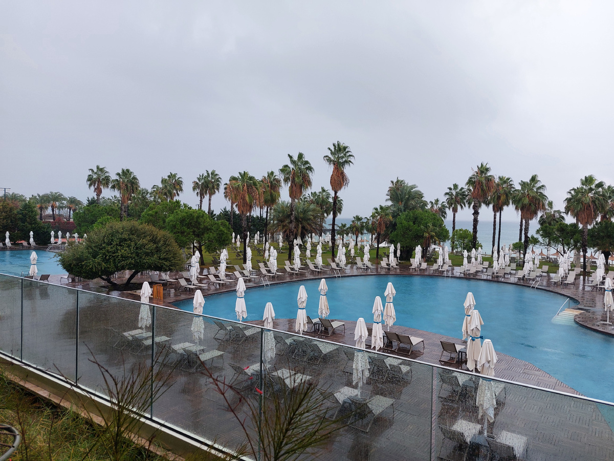 Вояж Соргун вид на главный бассейн 