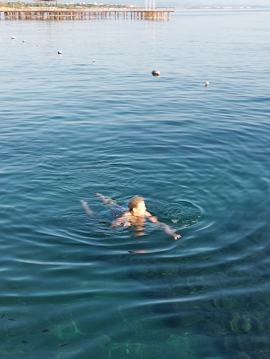 01.12.2024 - жена плавает в море