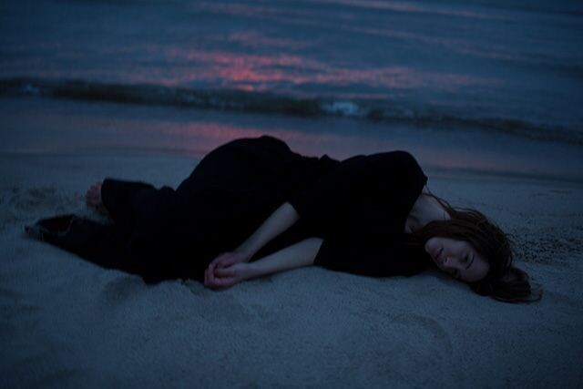 Это как бы я, ночью, на белом песке.