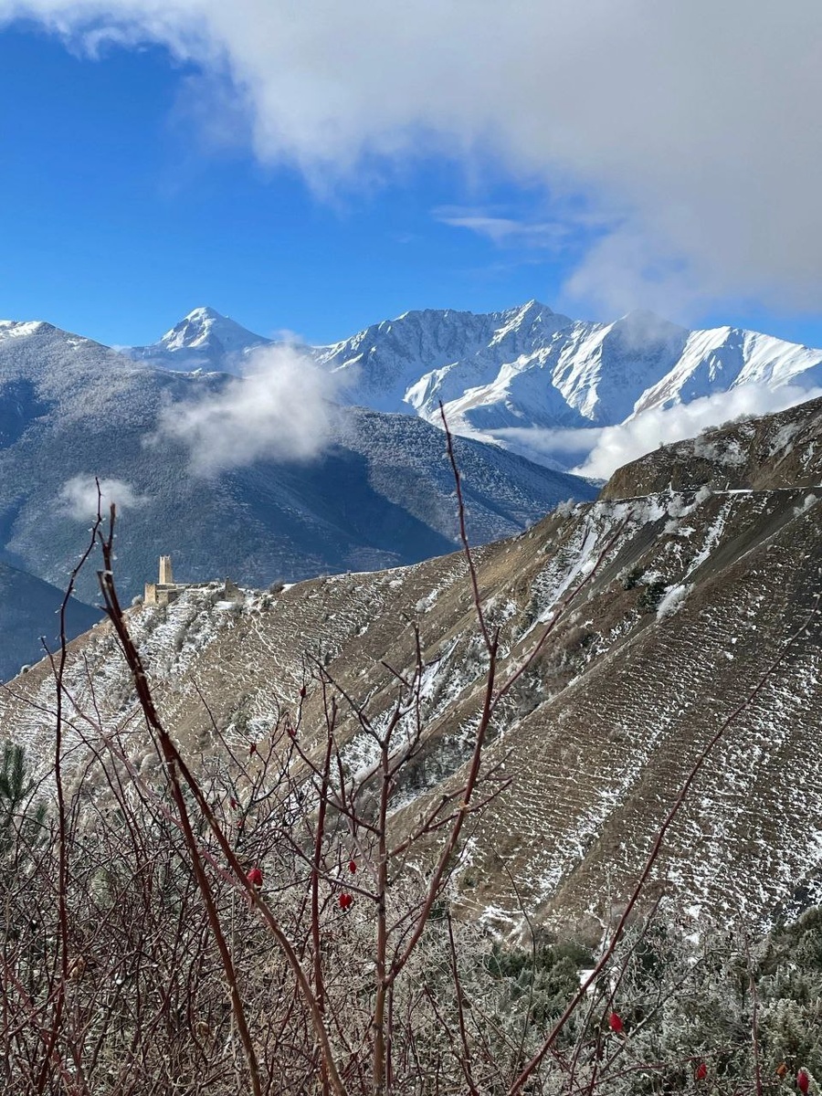 Вдалеке-Казбек