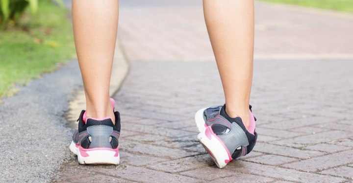 Подворачивание, при котором стопа уходит внутрь (как на фото выше), называется супинационной травмой. Это самый часты вид подворота, и при нем травмируются наружные связки голеностопного сустава. Есть и другие виды травм, но они встречаются гораздо реже. 