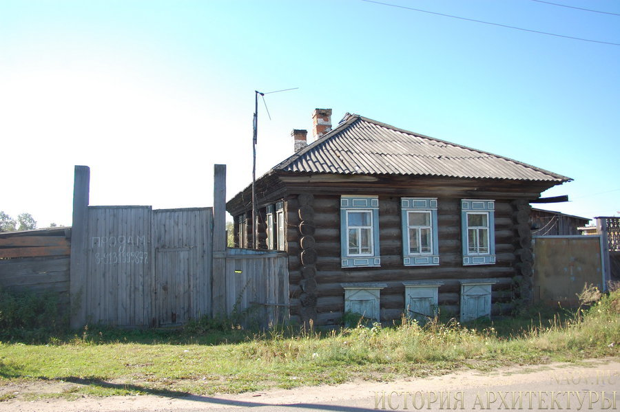 Вот в таком, примерно, доме прожила всю свою жизнь бабушка Дуся....