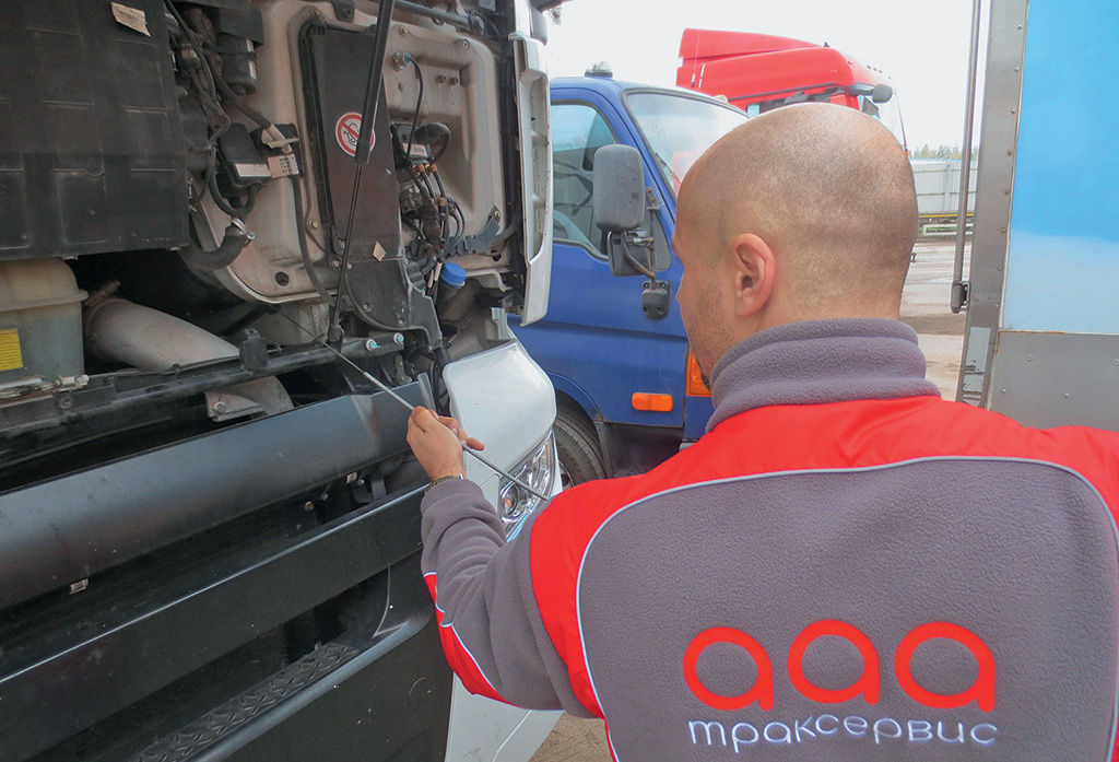 Цвет масла на щупе светло-коричневый, уровень в норме.