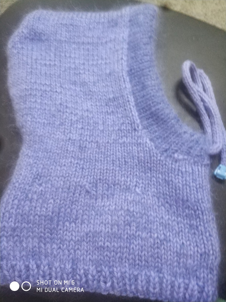 Здравствуйте меня зовут Анфея.Сегодня я буду вязать капор.Очень удобная вещь для зимы закрыты уши шея.Пряжа турецкий мохер,и пехорка мериносовая в две нити 