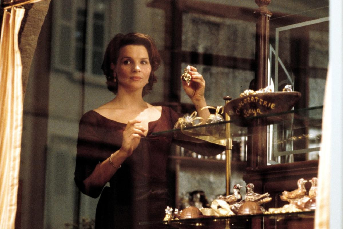 Шоколад британская учительница готовила по рецептам своей французской бабушки, а главную героиню представляла в образе французской актрисы Жюльет Бинош.    