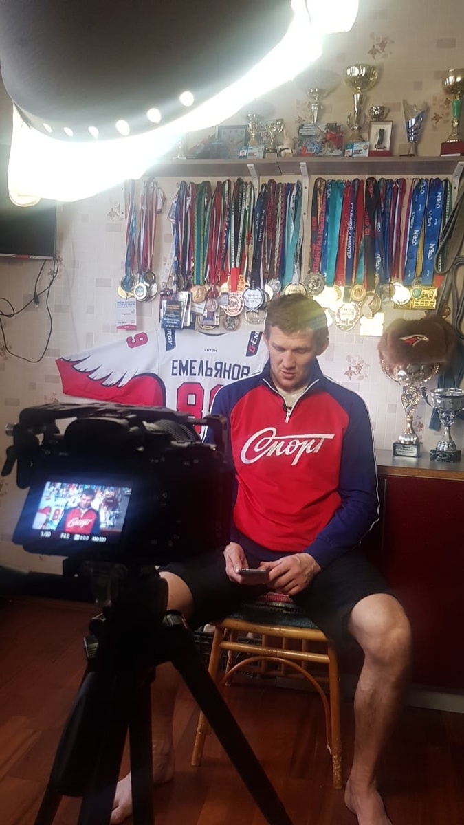 Медальная стена на моей кухне.