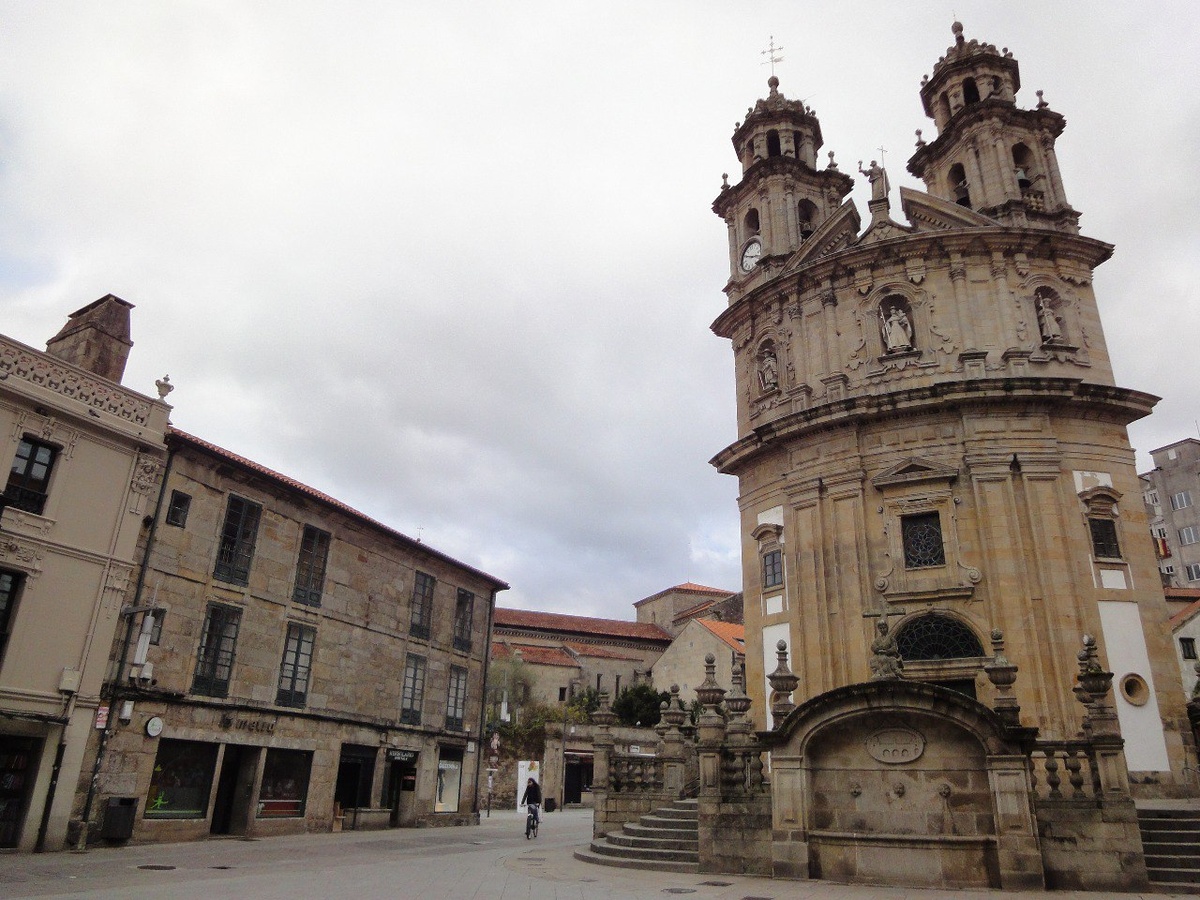 В трех этажном здании был альберге.