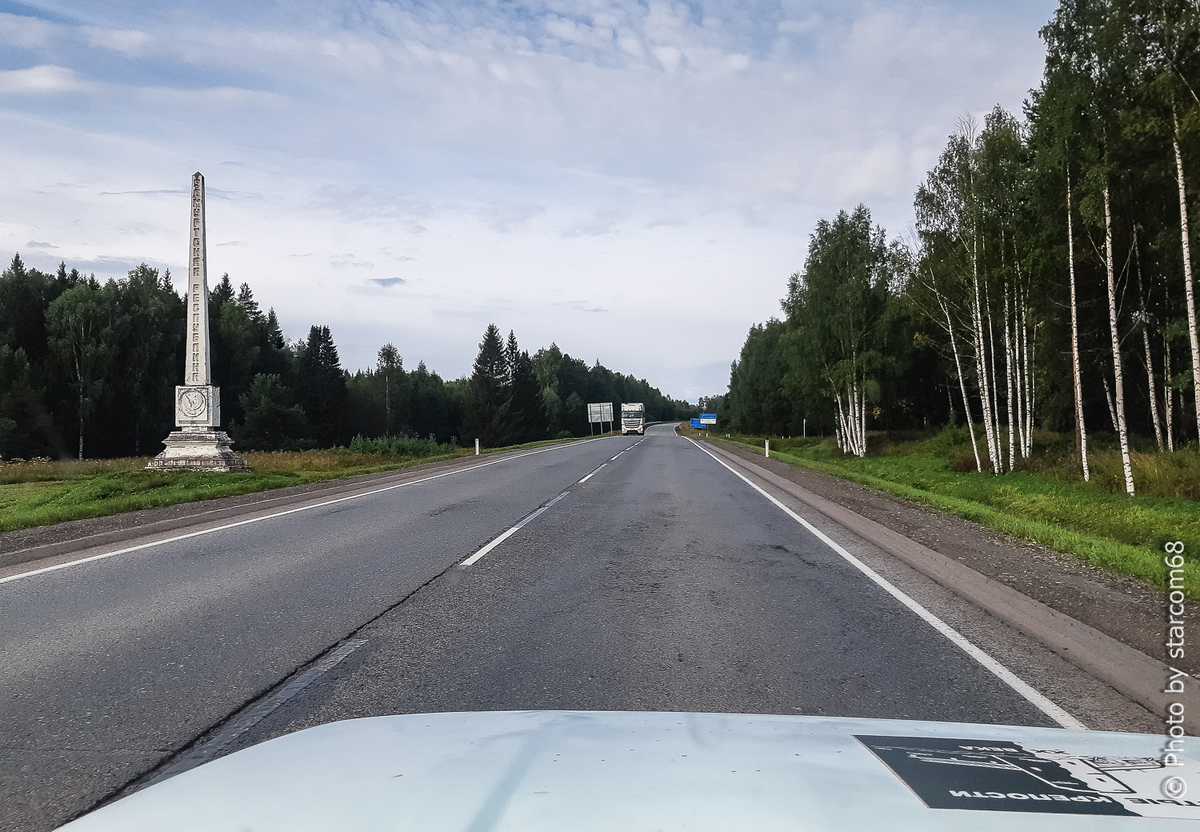 На границе с солнечной Мурлындией ненадолго проглянуло синее небо, но потом все опять скрылось за пеленой моросящего дождя.