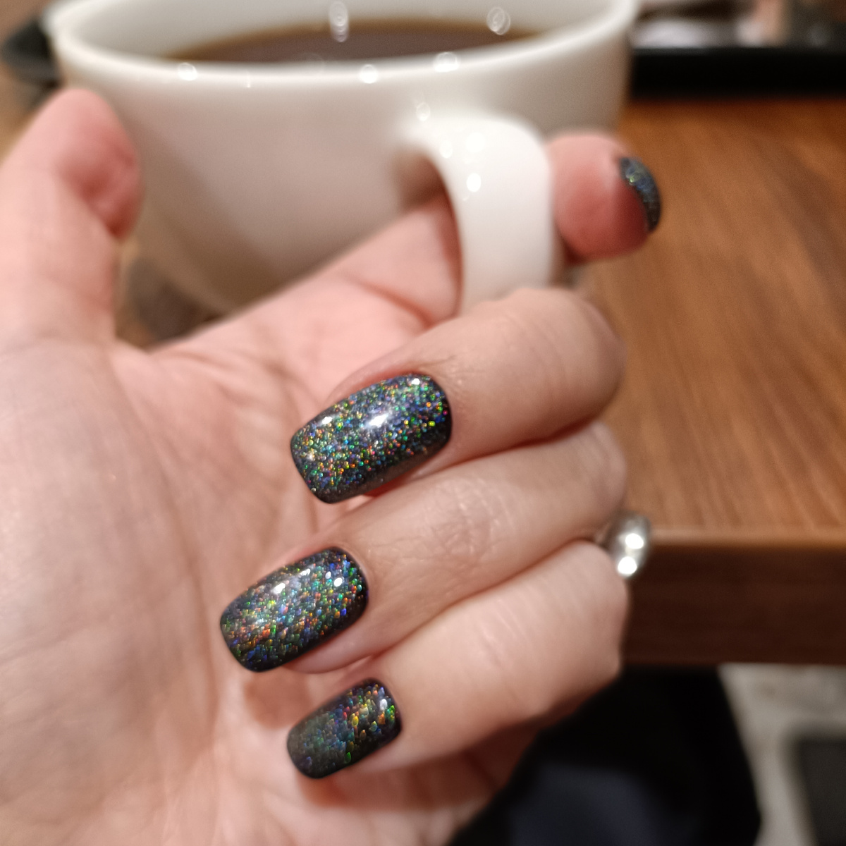 Вообще он живьём немножко не так выглядит. Больше просто как серо-блестящий