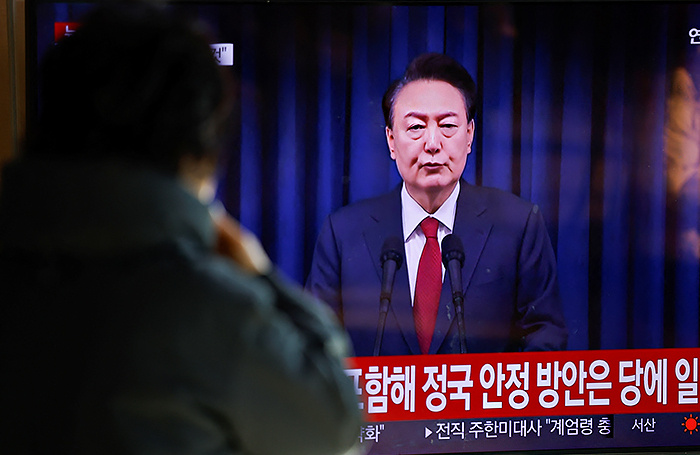    Президент Южной Кореи Юн Сок Ёль (на экране).Kim Soo-hyeon/Reuters