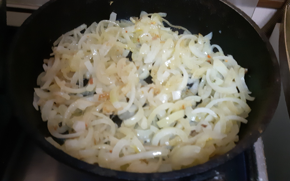 Обжариваем лук до золотинке. На суп (3х литровая кастрюля)надо 2 крупные луковицы