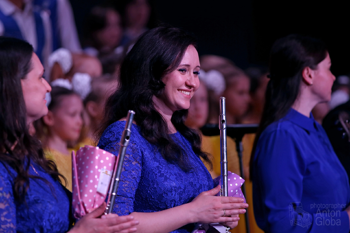 Екатерина Анатольевна на инструментальном концерте Ансамбля «Мы – Локтевцы: дети и взрослые!»  в составе ансамбля педагогов. Фото – Антон Глоба