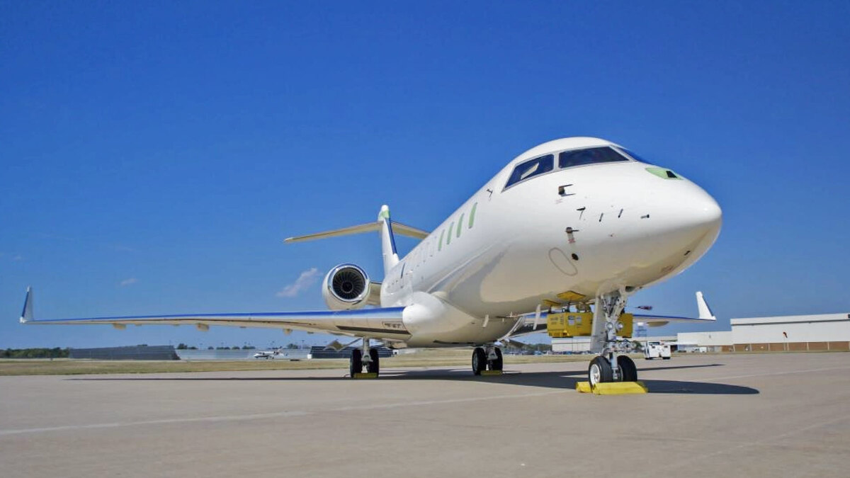 Внешний вид самолета разведки и целеуказания Bombardier Challenger 6500