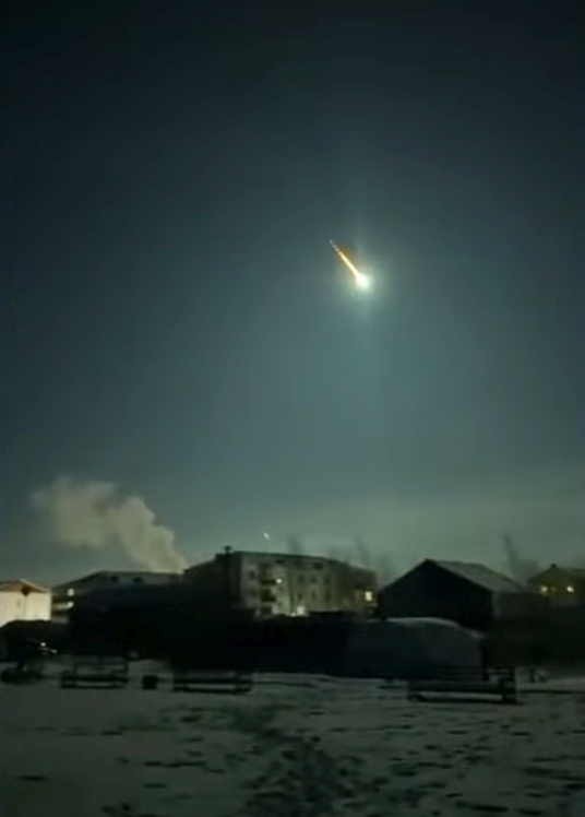 Вход тела в земную атмосферу над Якутией, изображение из видео из открытых источников