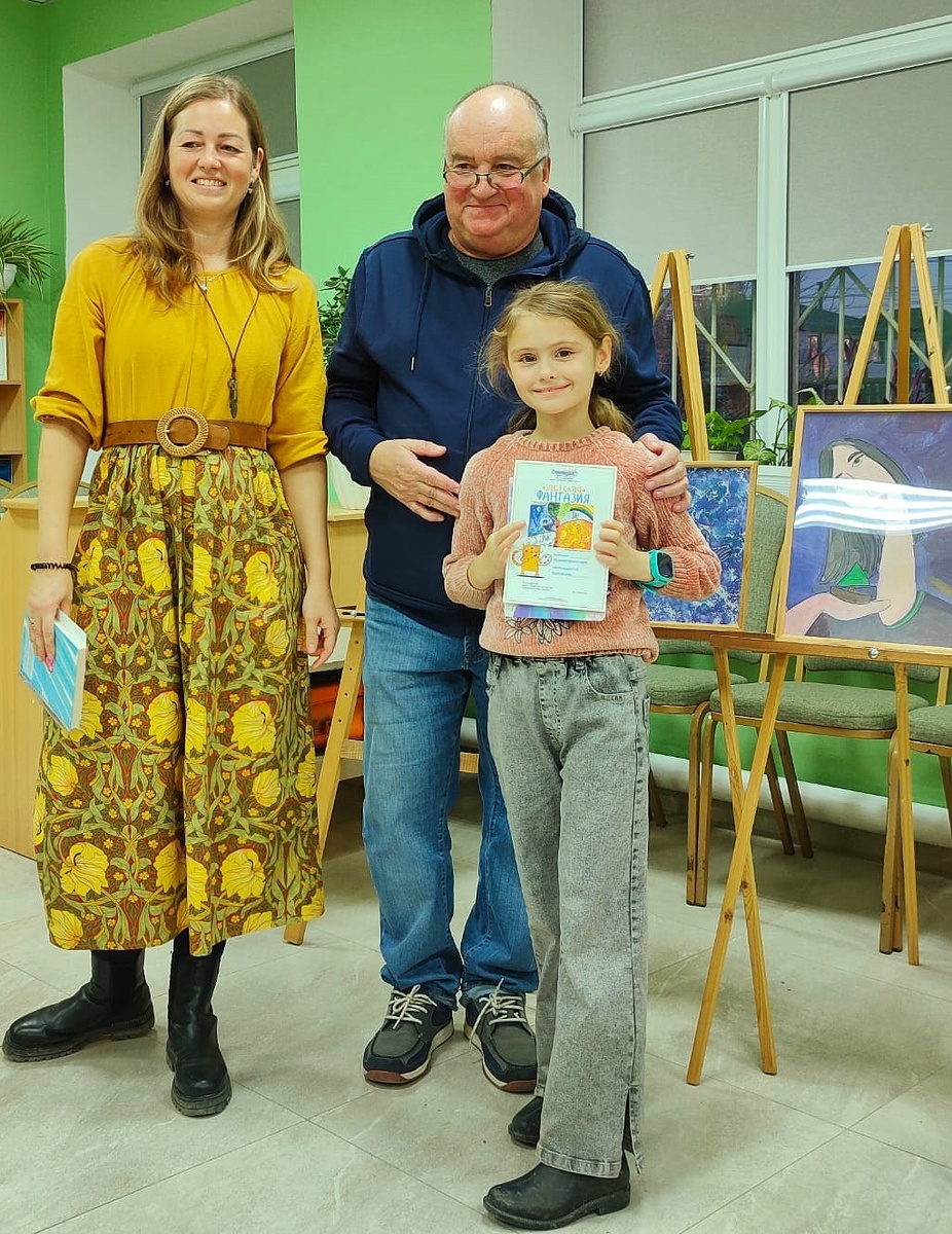 Руководитель Центра развития для детей и взрослых Анна Ситникова, художник Владислав Несынов и Варя Хошева, инициатор проведения выставки "Детская фантазия"