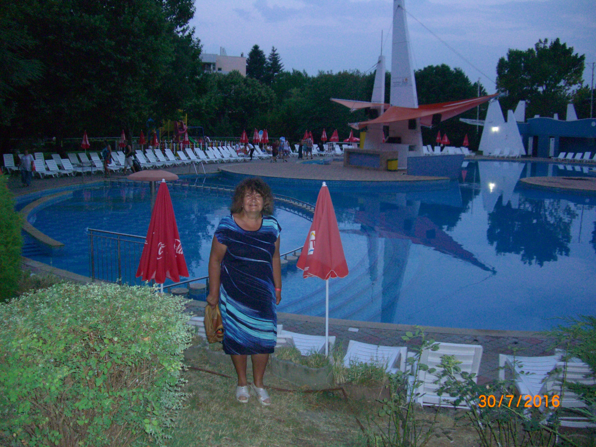 Бассейн на территории гостиничного комплекса.