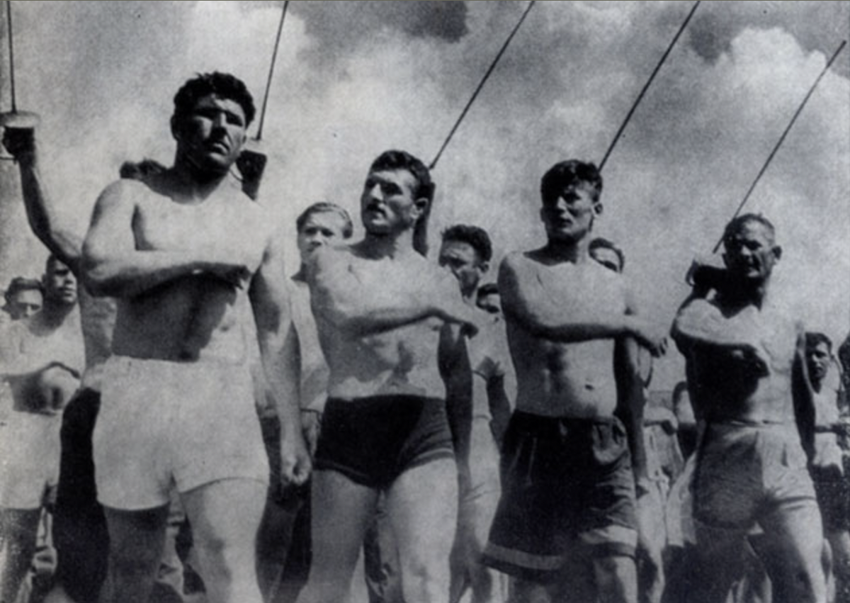1947 год, День физкультурника. Арсен Мекокишвили - крайний слева