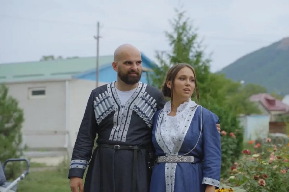    Жених и невеста облачились в традиционные казачьи наряды.