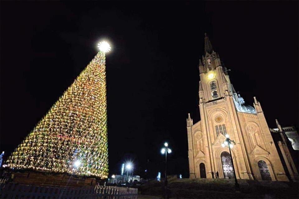 Фотос сайта газеты Times of Malta. На нём та самая ёлка вечером, все мои фографии дневные.