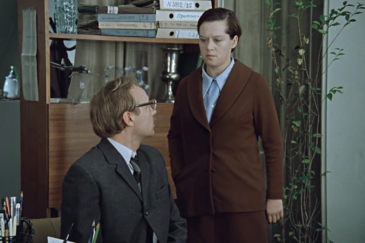 предоставлено телеканалом «Мосфильм. Золотая коллекция»📷Андрей Мягков (Новосельцев) и Алиса Фрейндлих (Калугина) в фильме «Служебный роман», 1977 г.